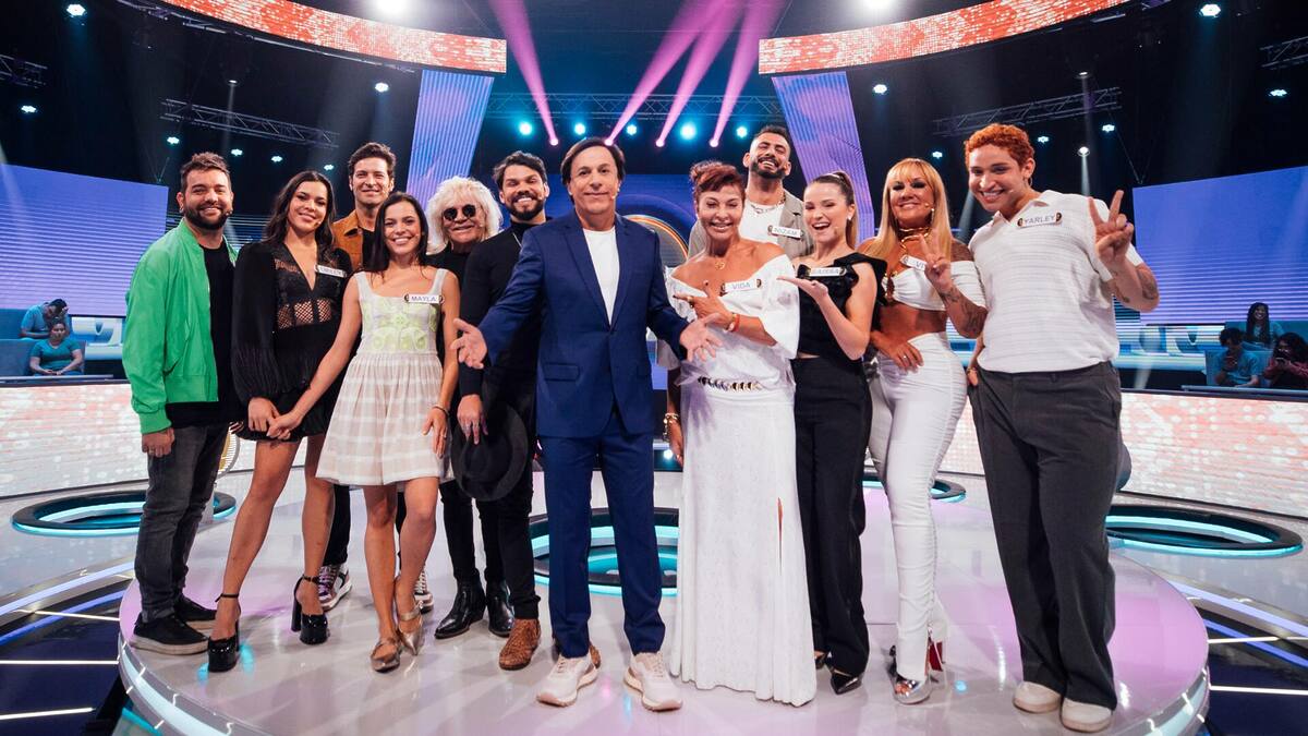 Tom Cavalcante com os participantes do Acerte ou Caia no estúdio