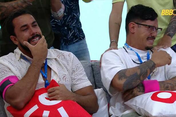 Maike e Gabriel chorando no sofá do Almoço do Anjo do BBB 25