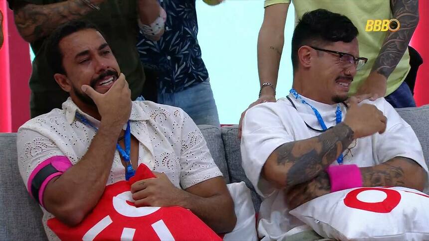 Maike e Gabriel chorando no sofá do Almoço do Anjo do BBB 25