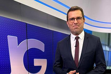 Rodrigo Bocardi sorridente no estúdio do Jornal da Globo