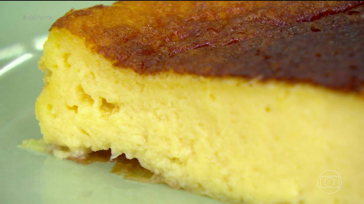 Pedaço de bolo de milho cremoso no prato do Mais Você