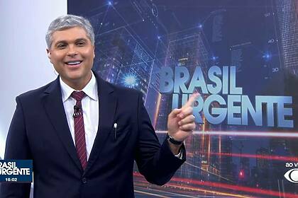 Joel Datena mostra o novo logo do Brasil Urgente que está no telão