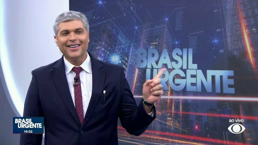 Joel Datena mostra o novo logo do Brasil Urgente que está no telão