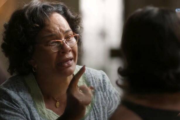 Carmem aponta o dedo para Clarice em cena de Garota do Momento