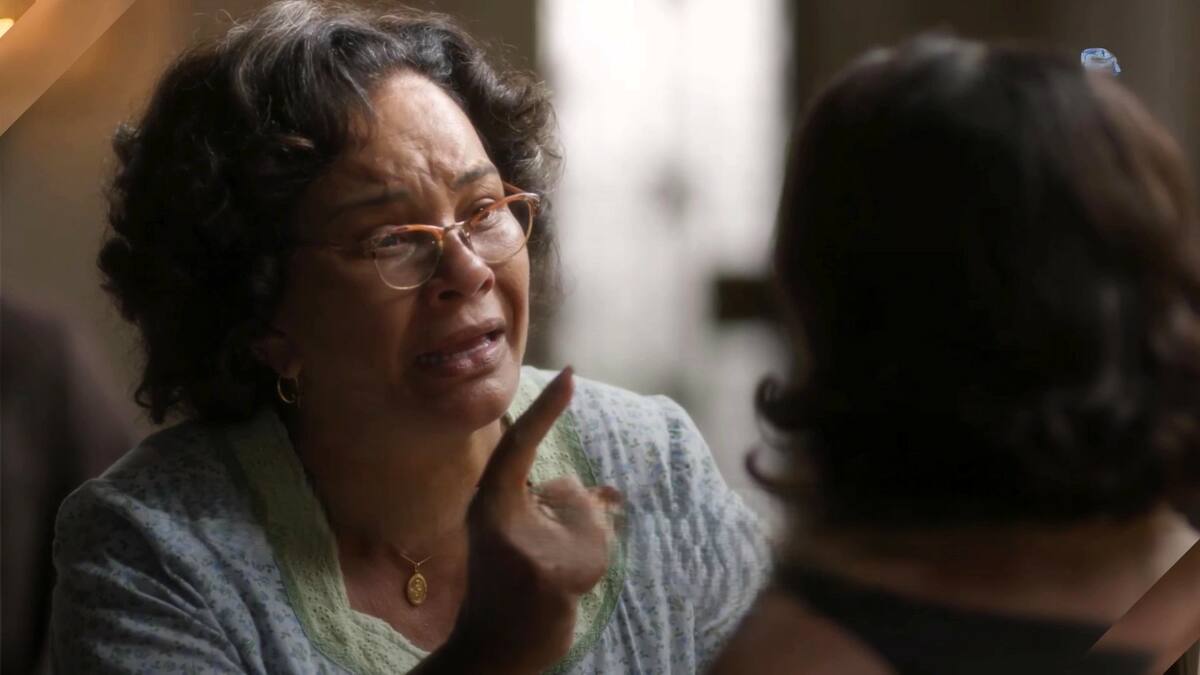 Carmem aponta o dedo para Clarice em cena de Garota do Momento