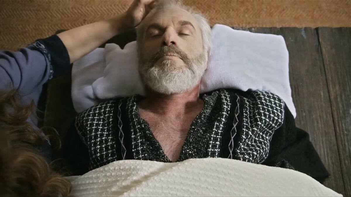 Mulher passa a mão no rosto de Chaim (Henri Pagnoncelli) que está pálido,morto, eum um caixão em cena da novela O Rico e Lázaro