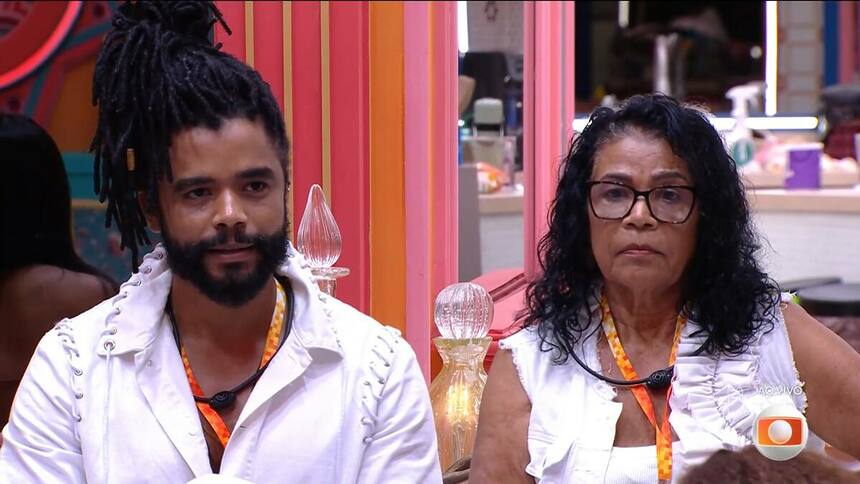 Diogo e Vilma com semblantes sérios no sofá da sala do BBB 25