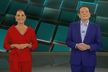 Carolina Ferraz de vermelho e Roberto Cabrini de terno no novo cenário do Domingo Espetacular