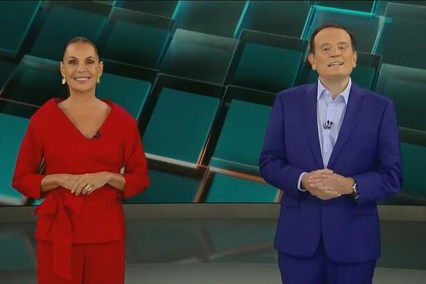 Carolina Ferraz de vermelho e Roberto Cabrini de terno no novo cenário do Domingo Espetacular