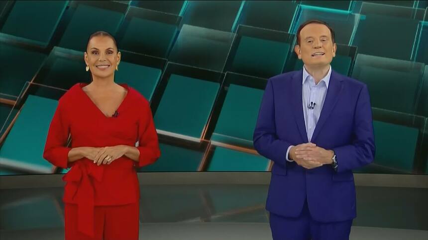 Carolina Ferraz de vermelho e Roberto Cabrini de terno no novo cenário do Domingo Espetacular