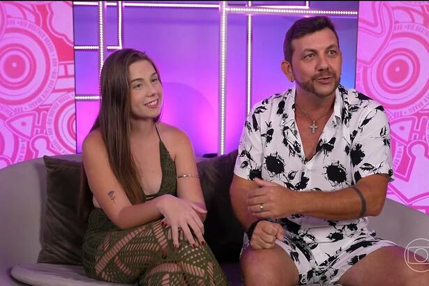 Edilberto e Raissa sentados em um sofá na apresentação do Big Day do BBB 25