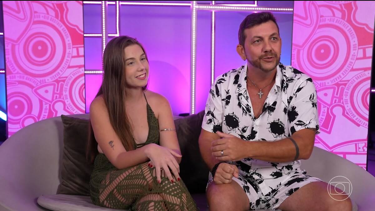 Edilberto e Raissa sentados em um sofá na apresentação do Big Day do BBB 25