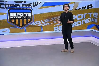 Caique Rezende veste preto no centro do cenário do Esporte Record News