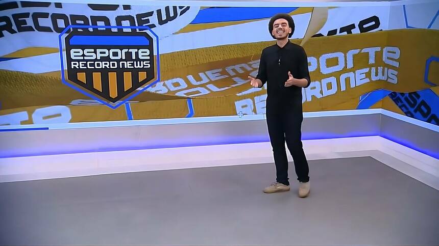 Caique Rezende veste preto no centro do cenário do Esporte Record News