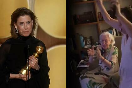 Fernanda Torres segura prêmio do Globo de Ouro 2025 enquanto Fernanda Montenegro celebra vitória da filha com os braços levantados na sala de sua casa