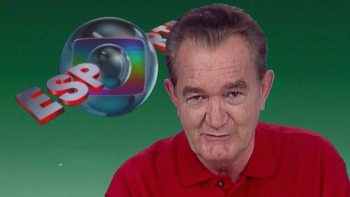 Leo Batista de camisa vermelha no cenário do Globo Esporte