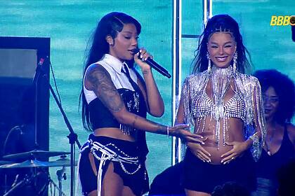 Ludmilla aponta para a barriga de grávida de Brunna Gonçalves no palco do BBB 25