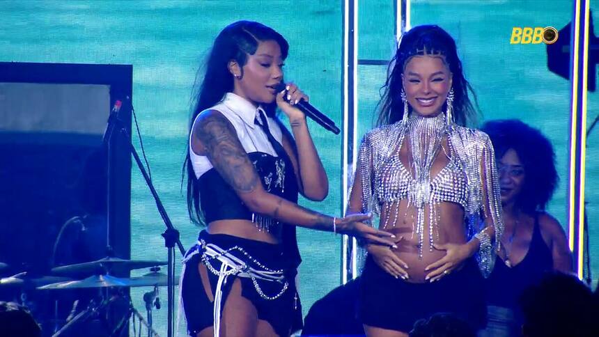 Ludmilla aponta para a barriga de grávida de Brunna Gonçalves no palco do BBB 25