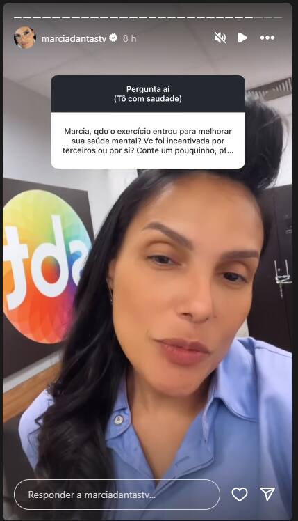 Márcia Dantas de bobes no cabelo no camarim do SBT