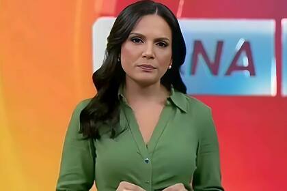 Márcia Dantas veste verde, com semblante fechado, apresentando o Tá na Hora