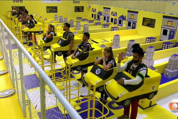 Brothers vestidos de amarelo, dentro de carrinhos do Mercado Livre no campo de provas do BBB 25