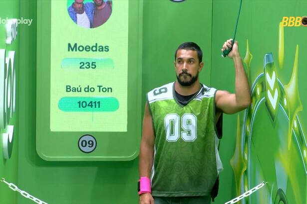 Maike segura corda da Prova do Líder de Resistência. Ele veste camiseta de número 9 no BBB 25