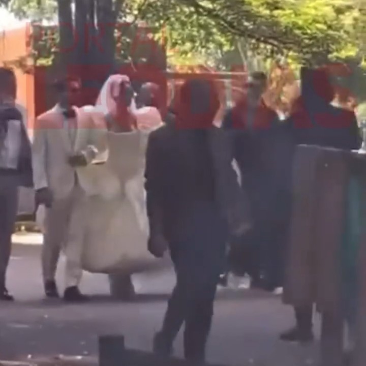 Nicolas e Sabrina vestem branco no casamento