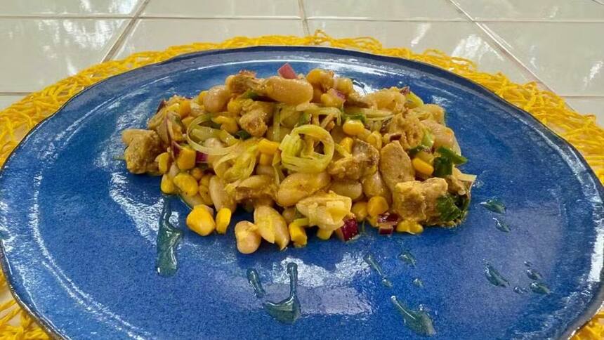 Salada de feijão-branco com atum dentro de um prato azul no cenário do É de Casa