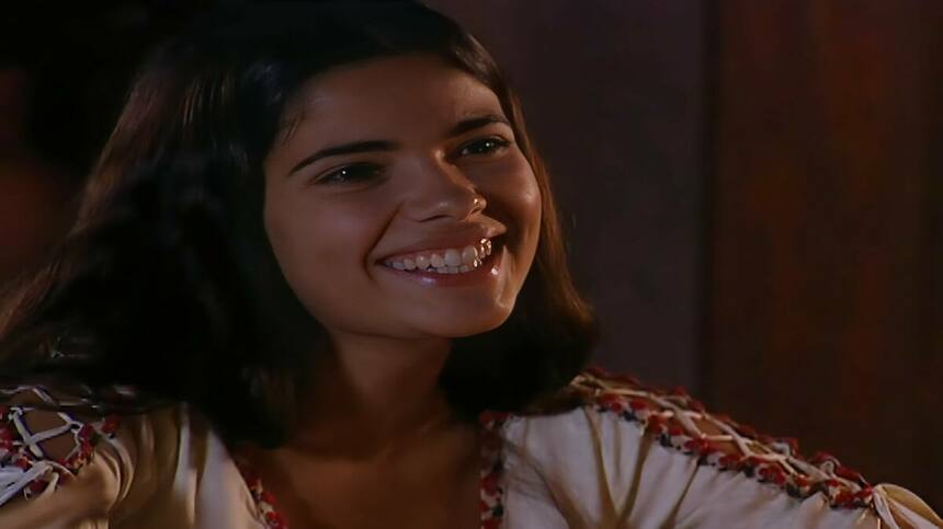 Zuca, personagem de Vanessa Giácomo, sorrindo em cena da novela Cabocla