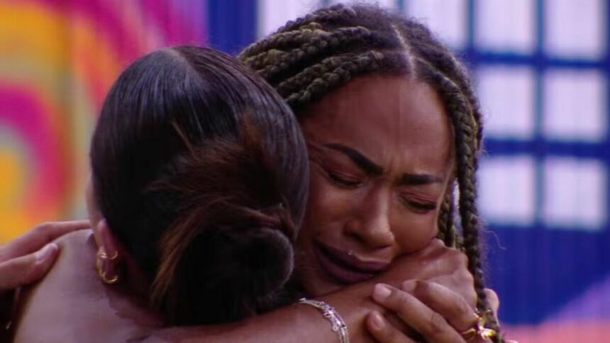 Aline abraçando Vitória Strada e chorando no BBB 25