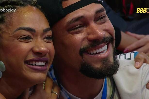 Aline e Vinicius emocionados ao assistir o Presente do Anjo no BBB 25