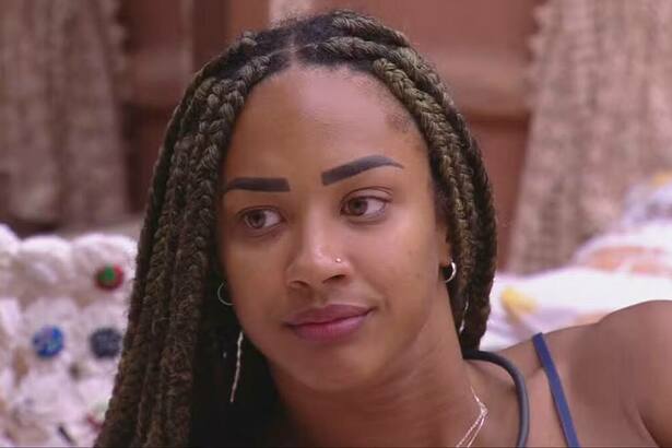 Aline em conversa no quarto do BBB 25