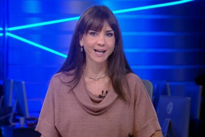 Amanda Klein na bancada do RedeTV News