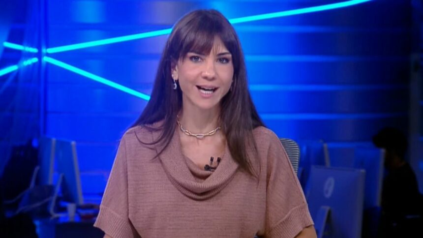 Amanda Klein na bancada do RedeTV News