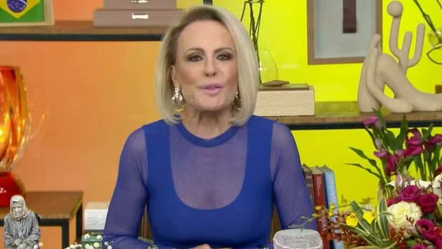 Ana Maria Braga, de roupa azul, na bancada do Mais Você