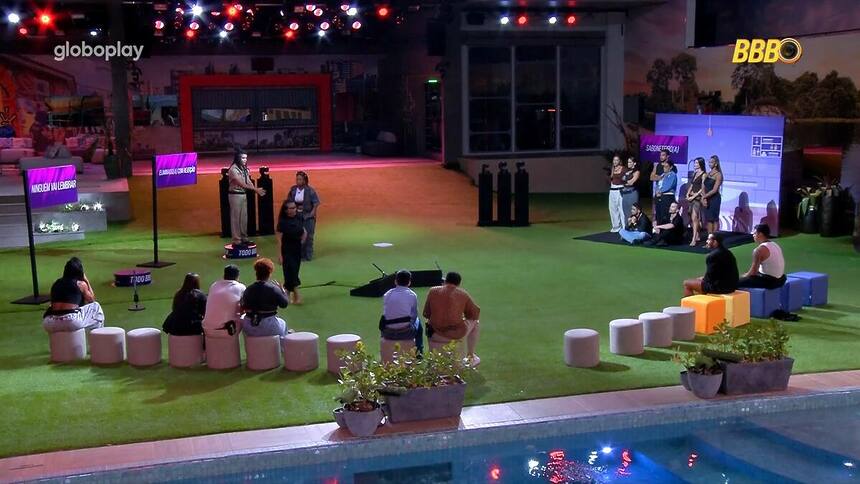 Participantes no gramado do BBB 25 na dinâmica do Sincerão