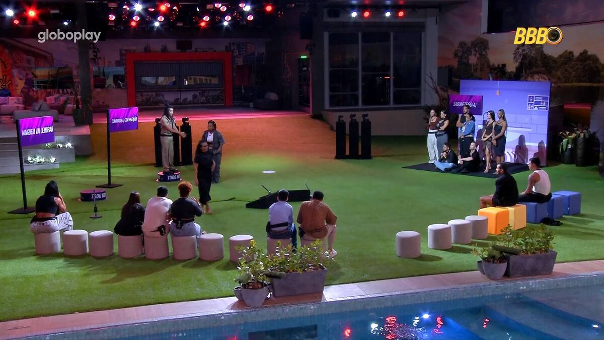 Participantes no gramado do BBB 25 na dinâmica do Sincerão