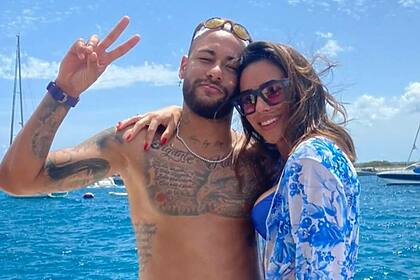 Bruna Biancardi e Neymar em foto posada juntos e abraçados