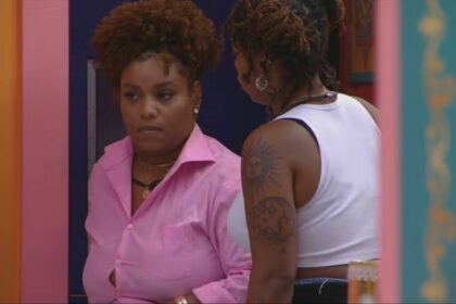 Camilla saindo do confessionário e encontrando Thamiris no BBB 25