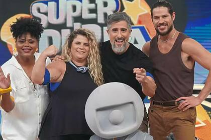 Carla Cristina Cardoso, Vanessa Kreitchmann, Marcos Mion e José Loreto no quadro Super Dupla do Caldeirão