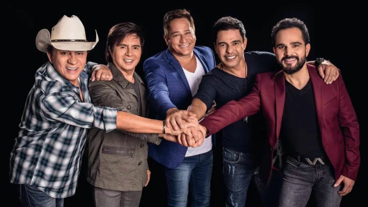 Chitãozinho e Xororó, Leonardo e Zezé Di Camargo e Luciano unido as mãos em um abraço