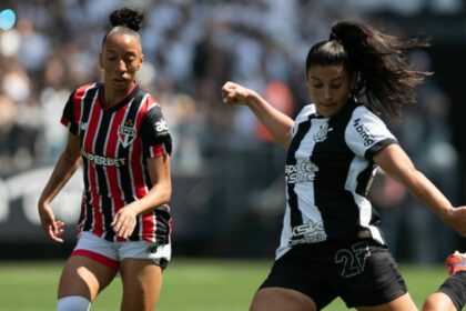 Jogadores de Corinthians e São Paulo em campo pelo Brasileirão Feminino