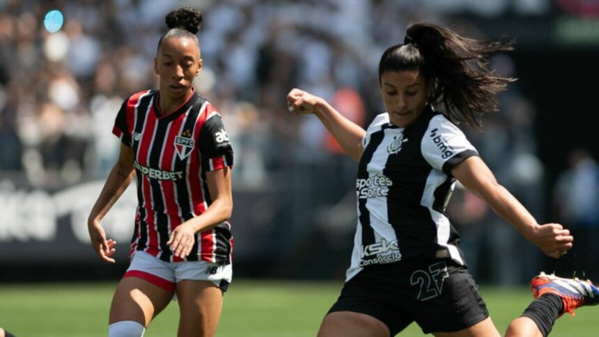 Jogadores de Corinthians e São Paulo em campo pelo Brasileirão Feminino