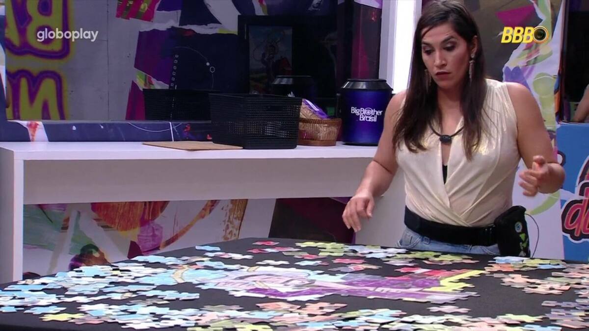 Daniele Hypolito tentando montar o quebra-cabeça na dinâmica do Barrado no Baile no BBB 25