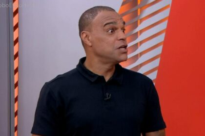 Denilson, com uma blusa preta, em trecho da estreia no estúdio do Globo Esporte