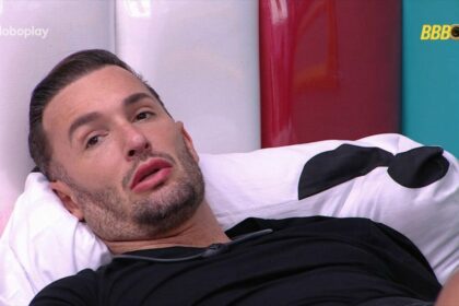 Diego Hypolito deitado no quarto do BBB 25