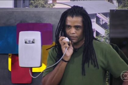 Diogo Almeida atendendo o Big Fone no BBB 25