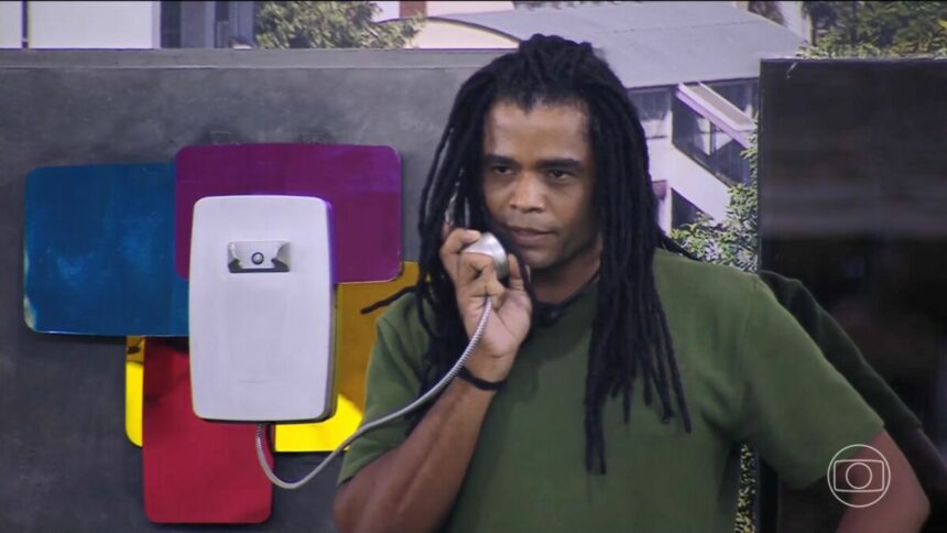 Diogo Almeida atendendo o Big Fone no BBB 25