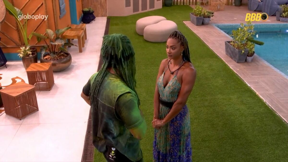 Diogo Almeida e Aline em conversa na área externa do BBB 25