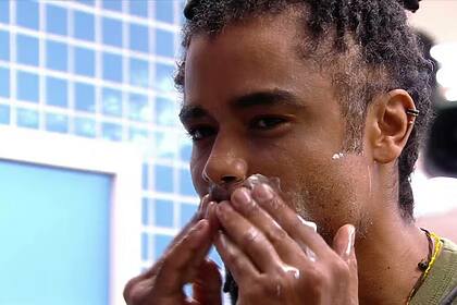 Diogo Almeida retirando a barba no BBB 25